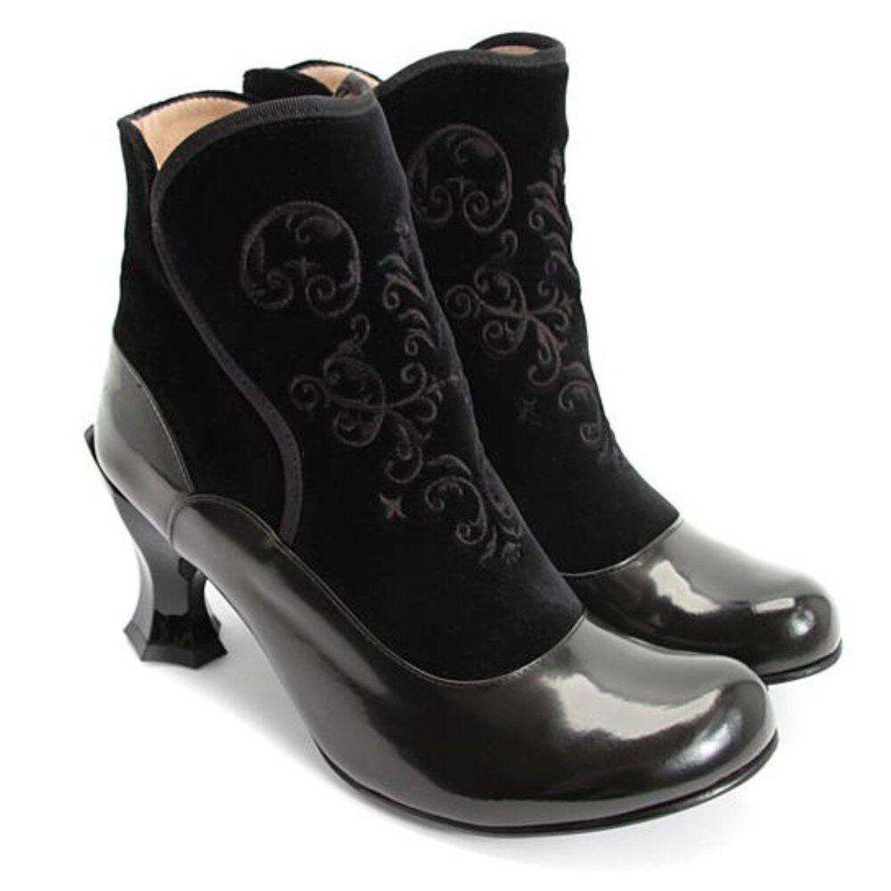 John Fluevog Baroque Lorrain Ankle Boot / Size 8.5 / Black Velvet Embroidered